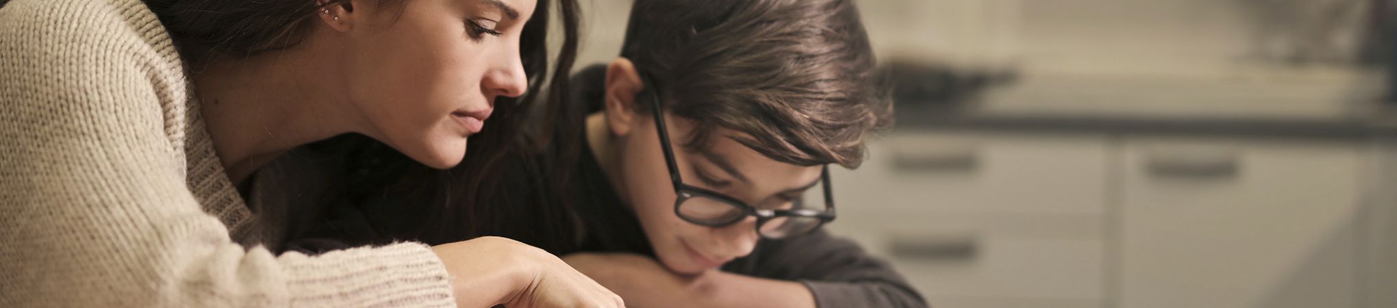 dos chicos mirando un cuaderno