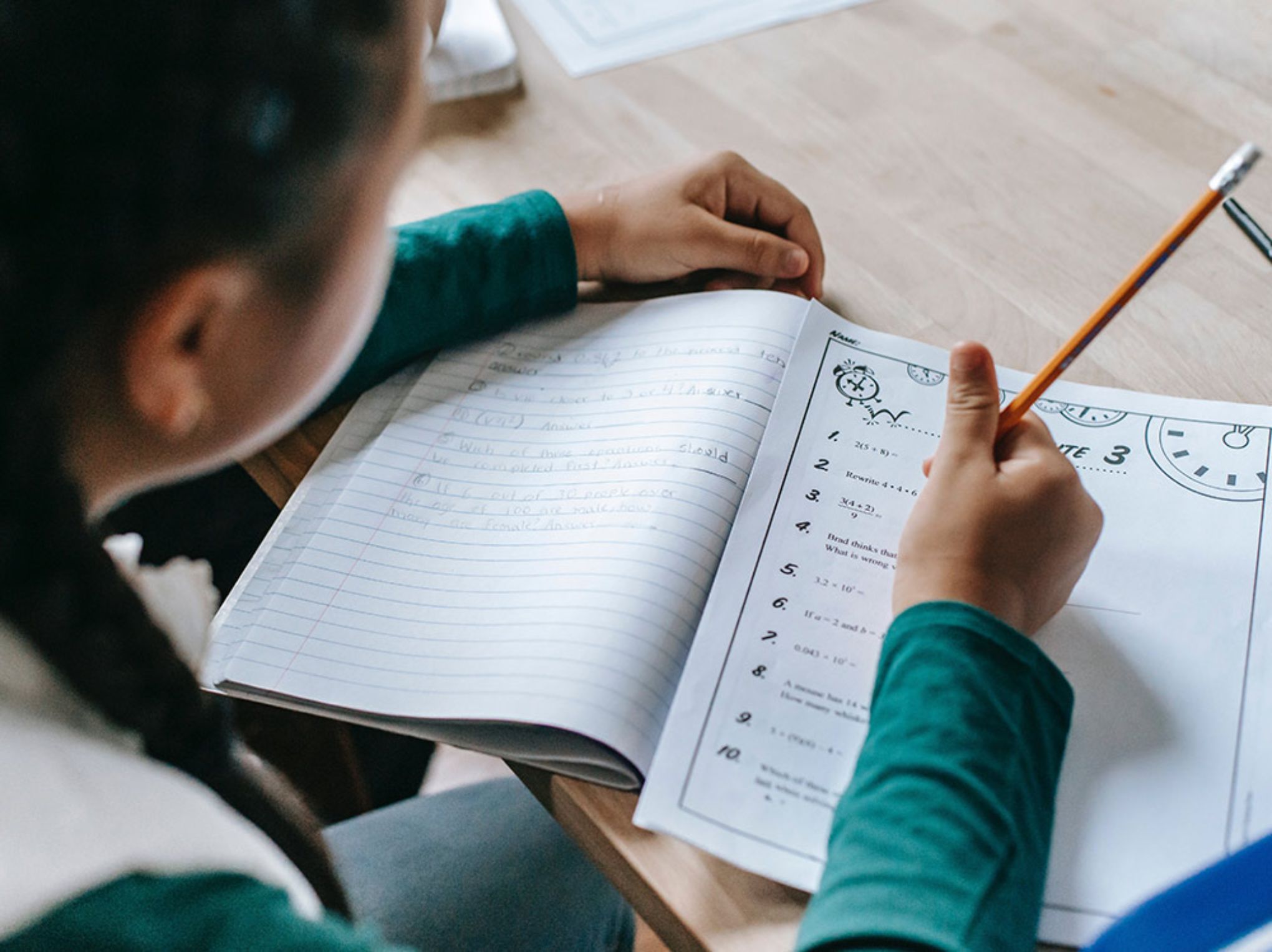 niña escribiendo