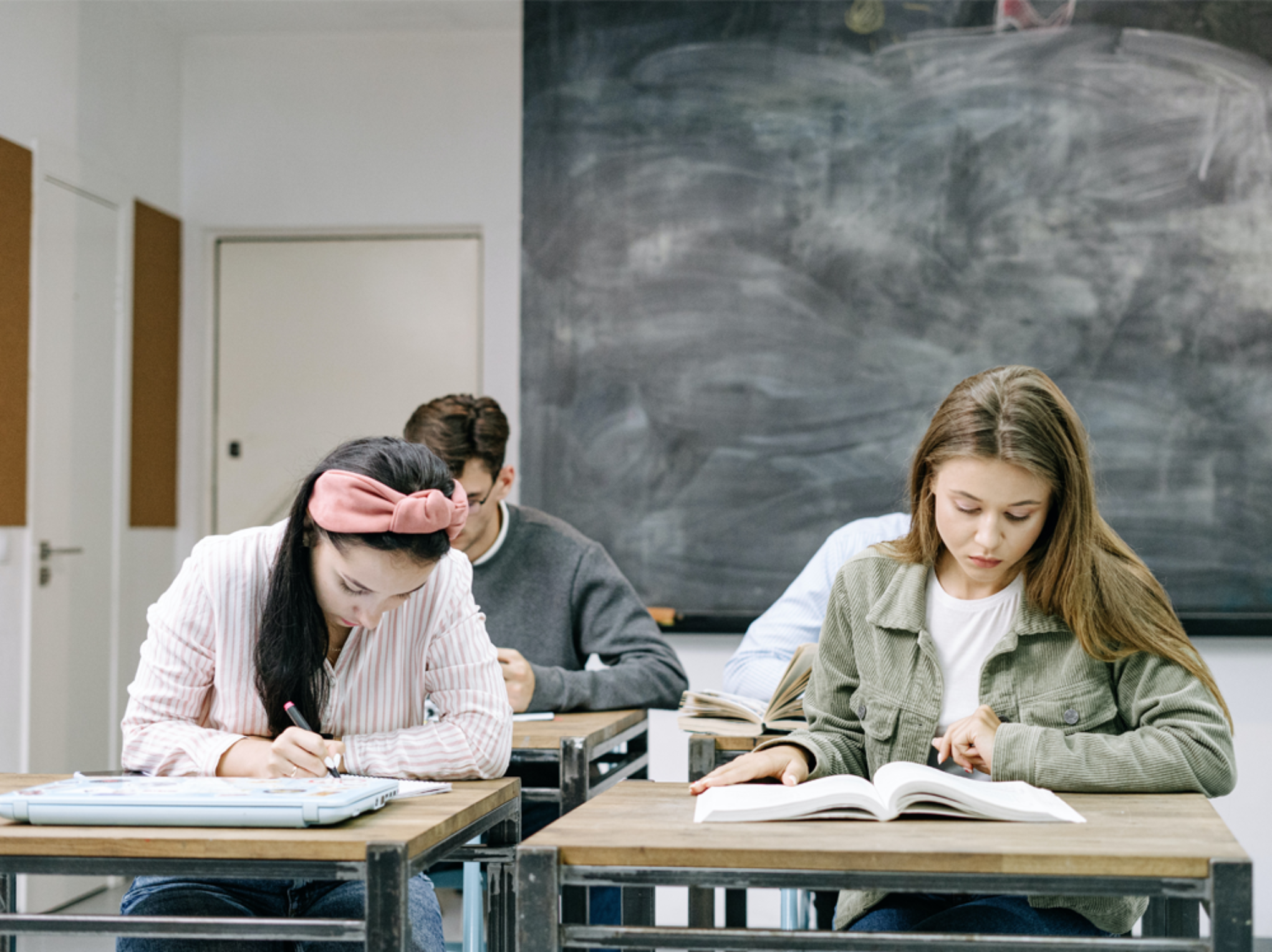 varios estudiantes en clase