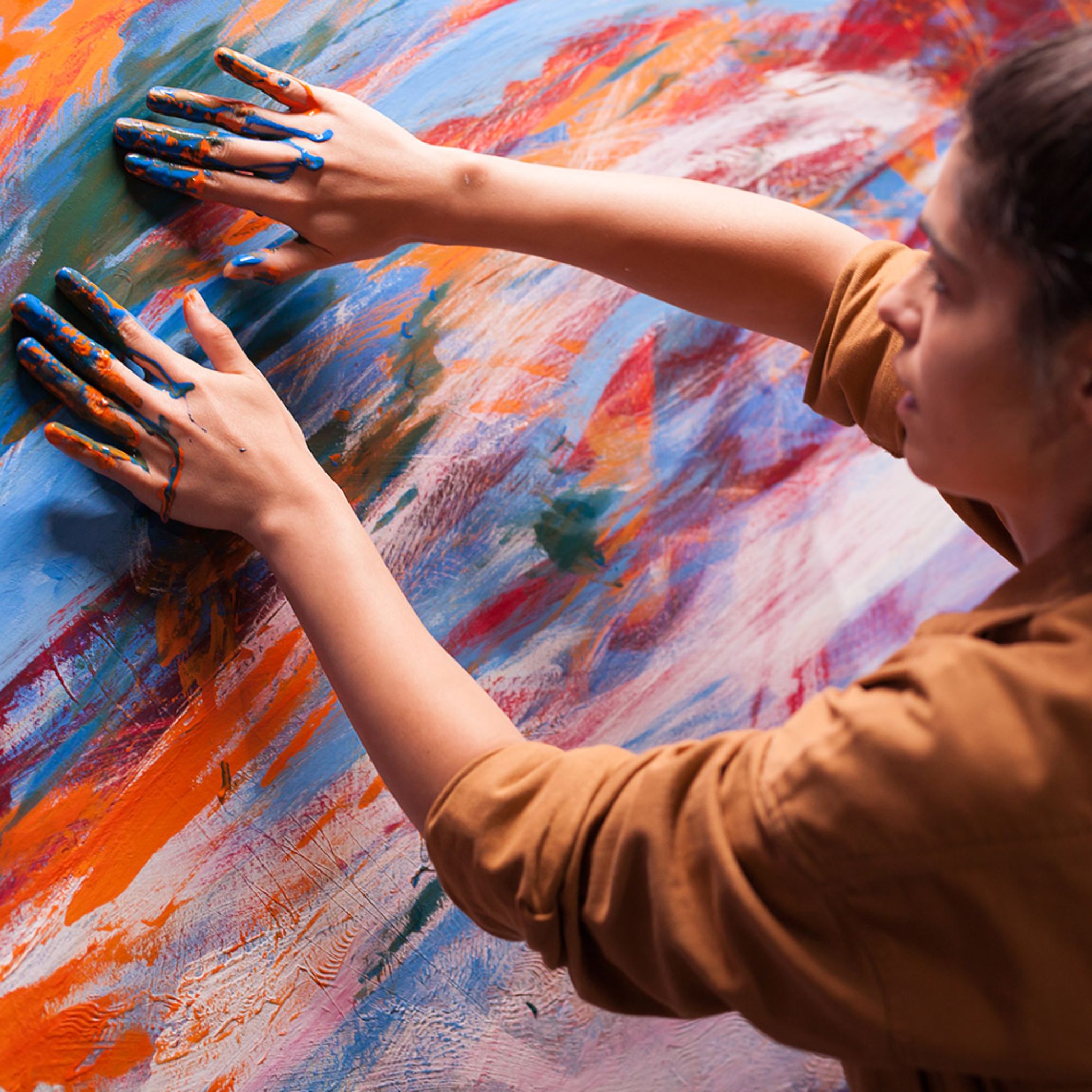 chica pintando con las manos