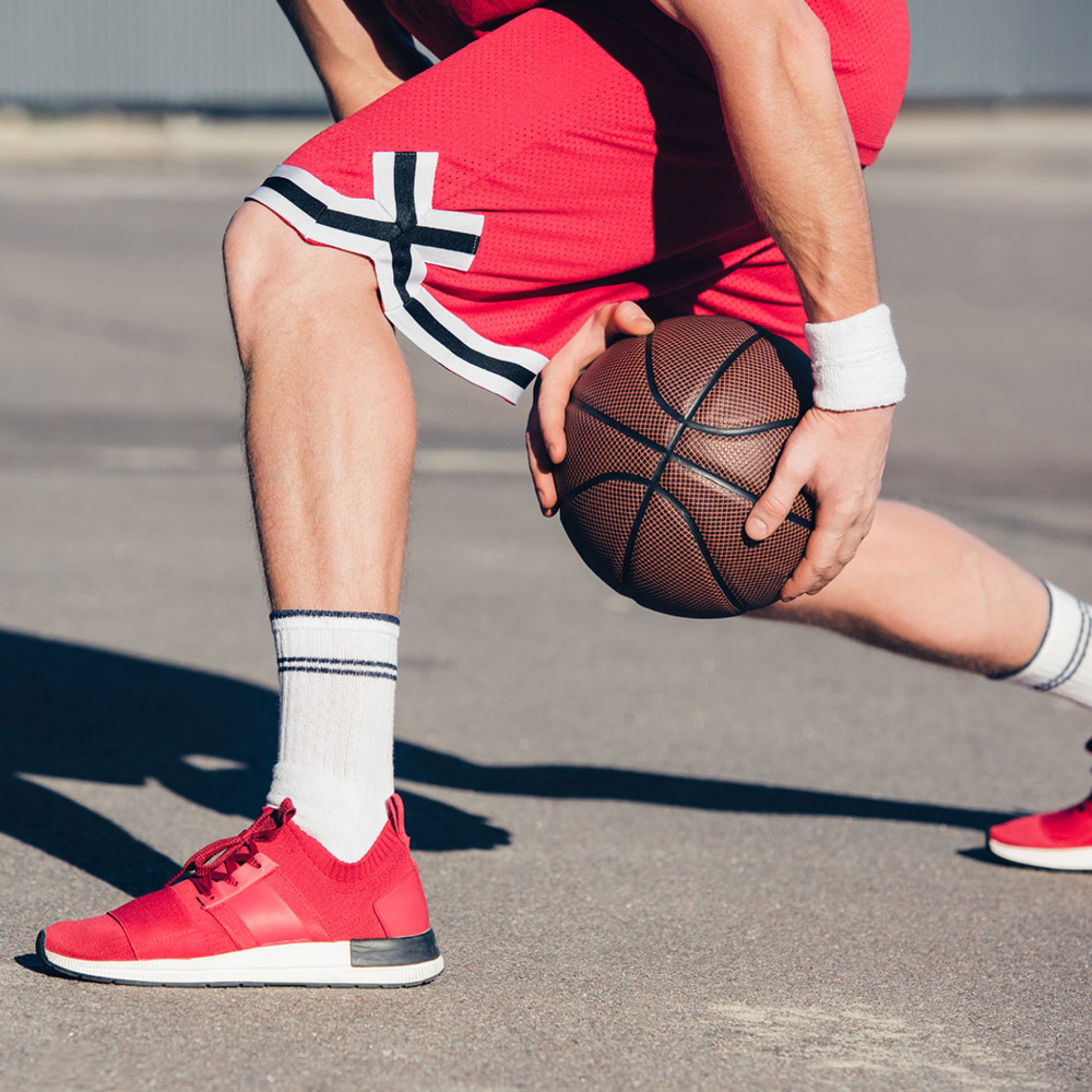 persona agarrando una pelota de baloncesto