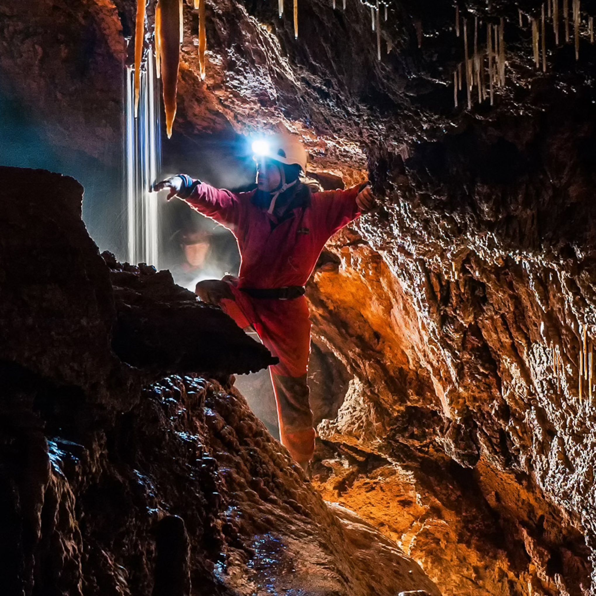 persona dentro de una cueva