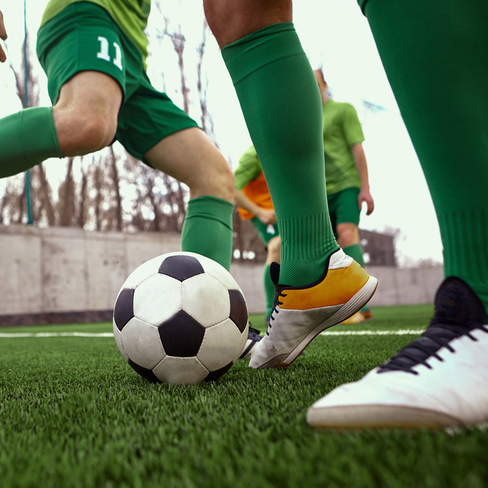 piernas jugando a fútbol