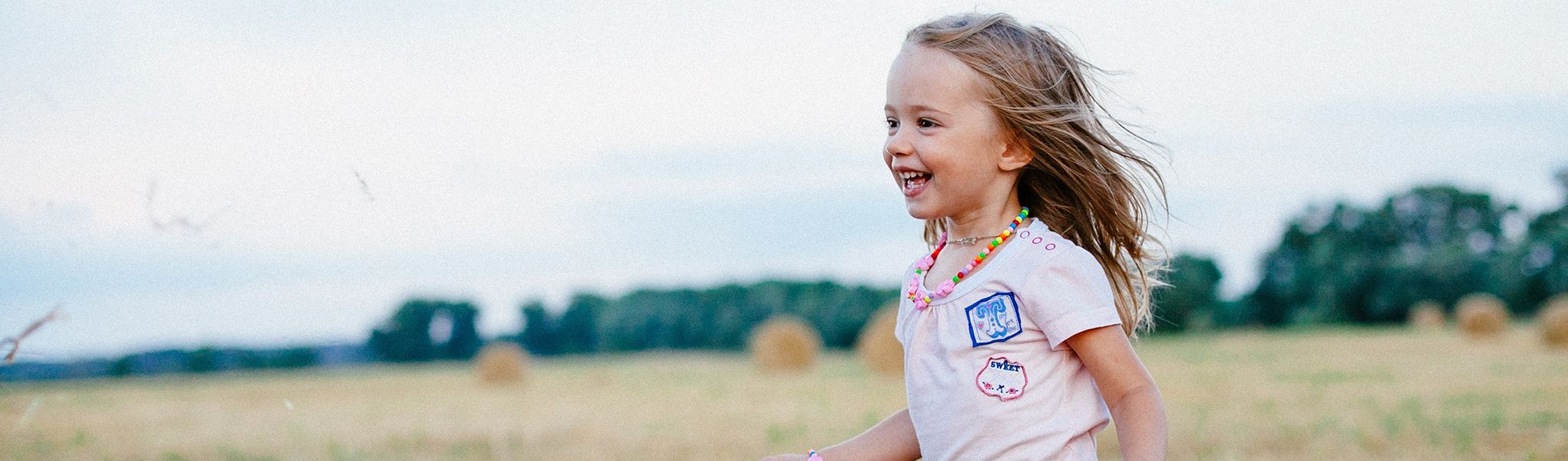 Niña corriendo en el campo