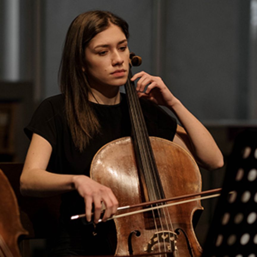 chica tocando el contrabajo