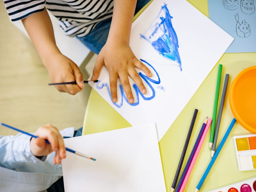 niños de infantil dibujando su propia mano