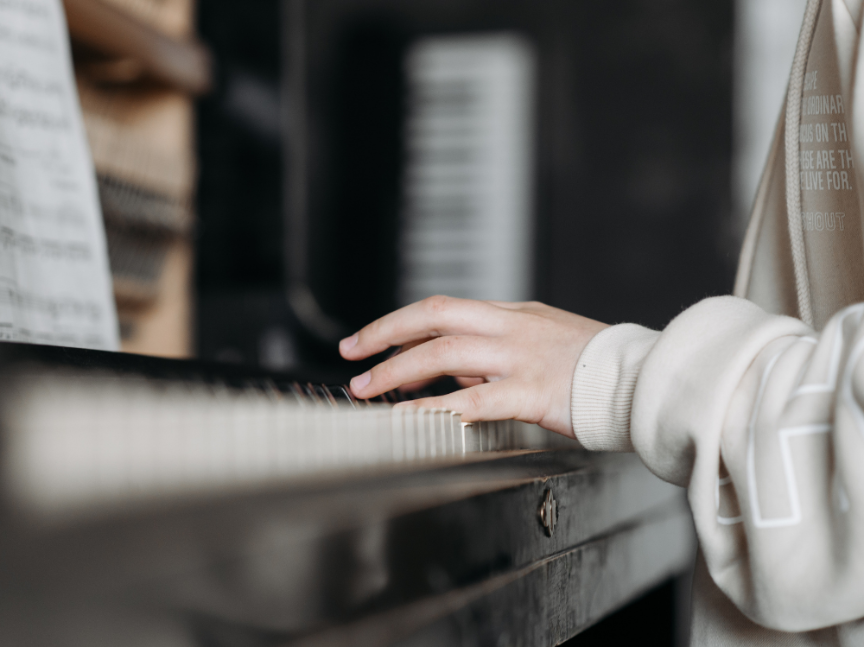 manos tocando un piano