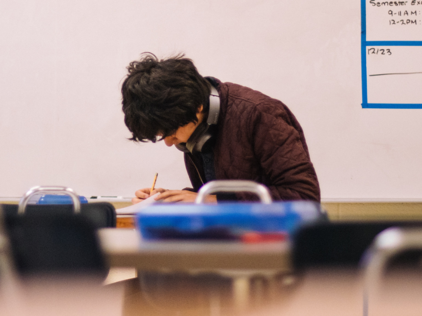 estudiante en clase tomando apuntes