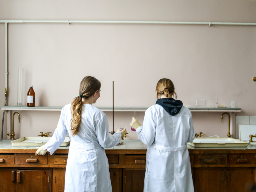 dos chicas en un laboratorio