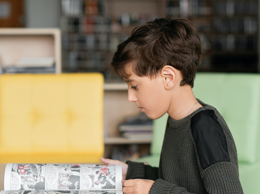 niño leyendo un cómic