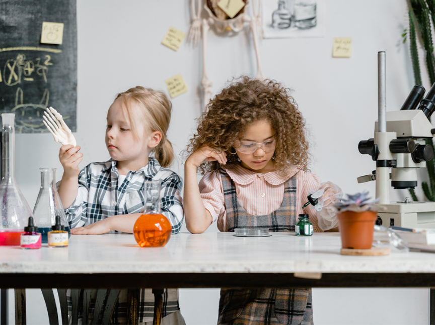 niñas aprendiendo ciencia