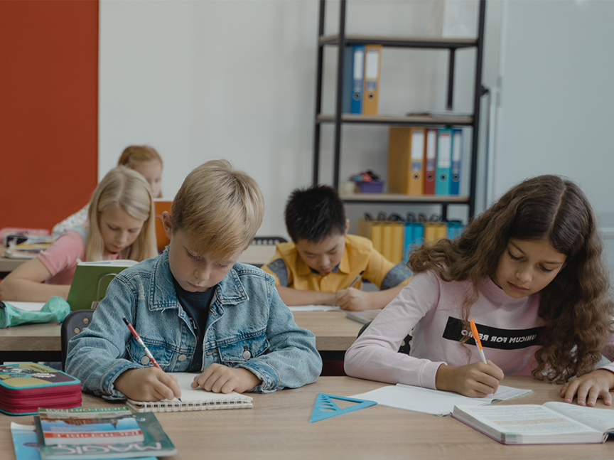 niños en clase