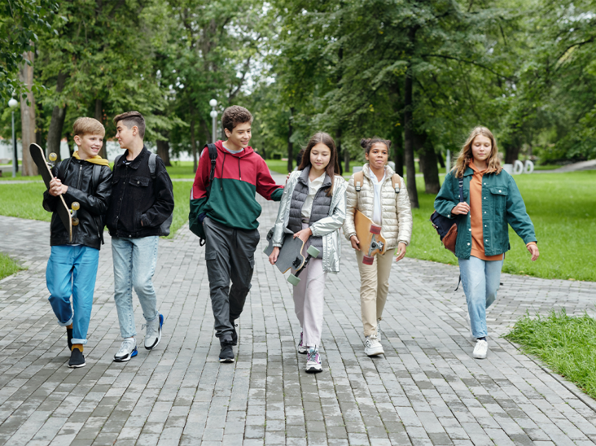 estudiantes caminando juntos 