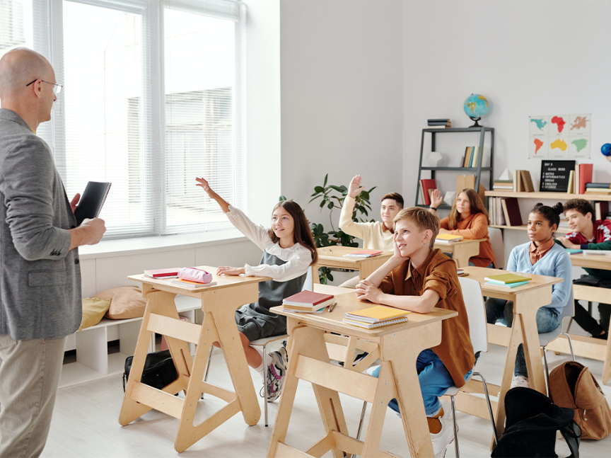 estudiantes en clase preguntando al profesor