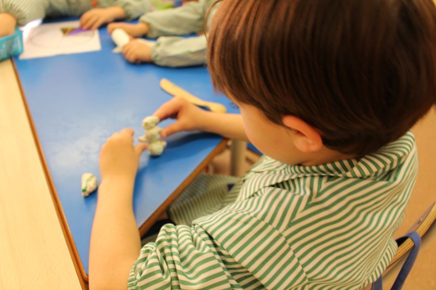 Niños jugando con plastilina