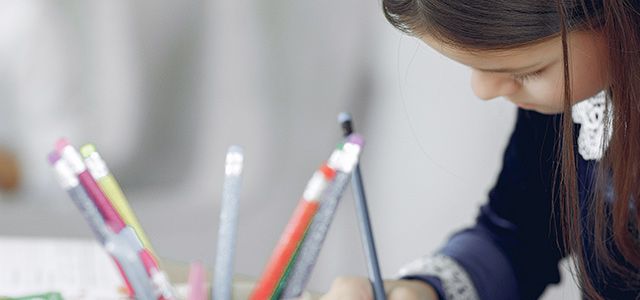 niña escribiendo