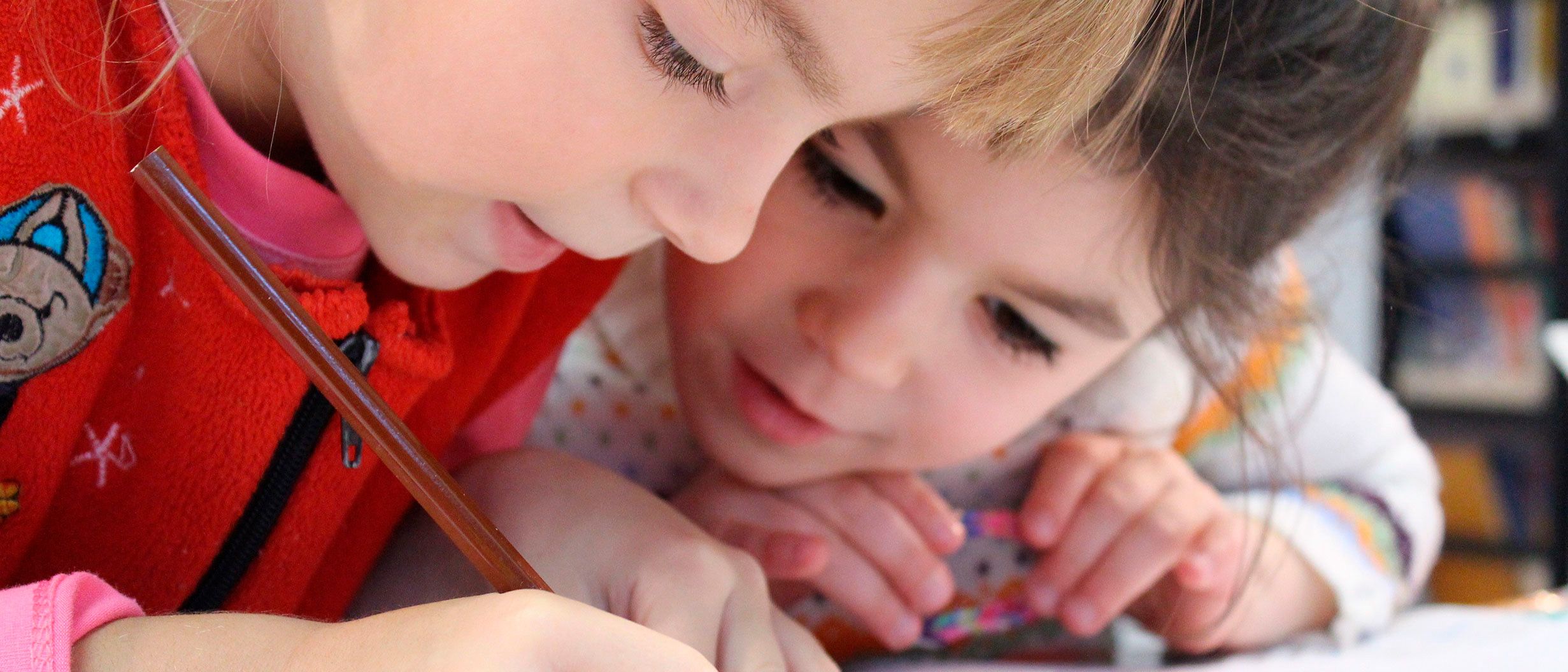 niños escribiendo